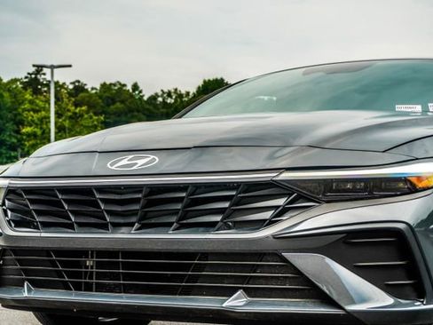 Certified 2025 Hyundai Elantra SEL FWD image 2
