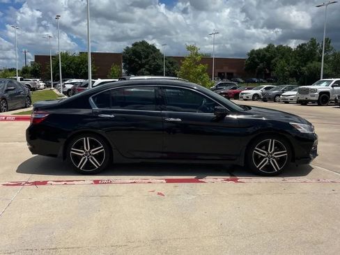 Used 2017 Honda Accord Touring image 10