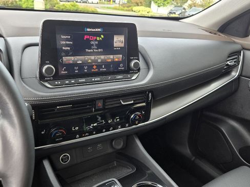 Used 2022 Nissan Rogue SV w/ SV Premium Package image 32