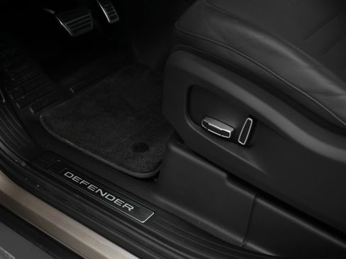 Used 2025 Land Rover Defender 110 image 29