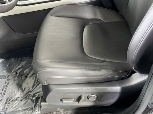 Used 2024 Kia Carnival LX image 18