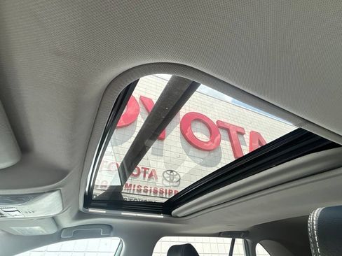 Used 2019 Toyota RAV4 XLE w/ Convenience Package FWD image 17