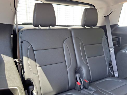 Used 2023 GMC Acadia SLT FWD image 33