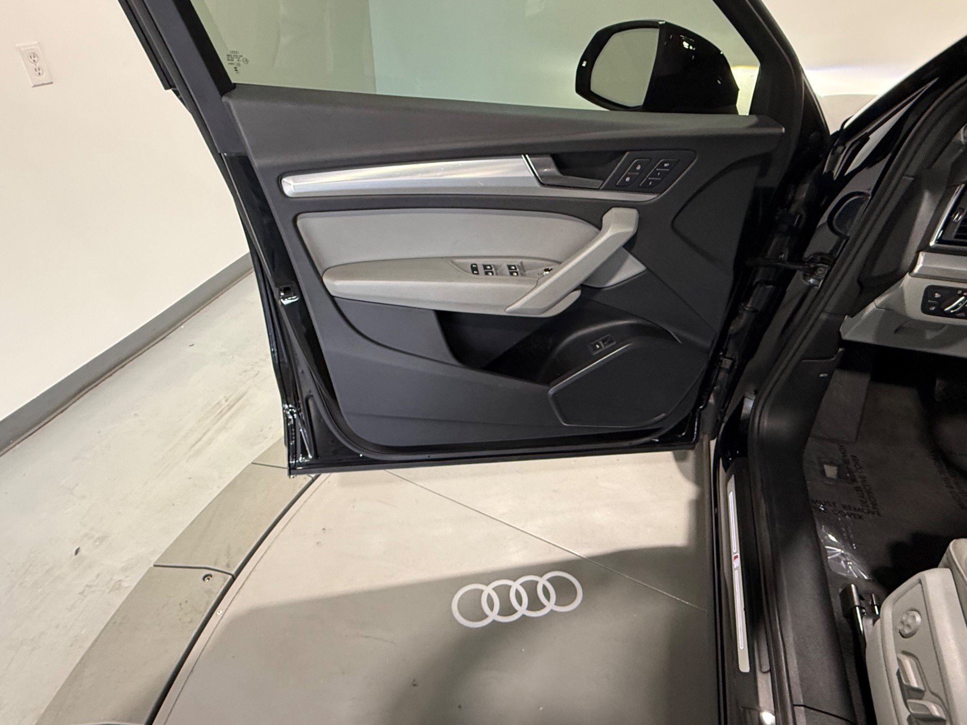 Used 2024 Audi Q5 2.0T Premium w/ Summer of Audi Package AWD/4WD image 18