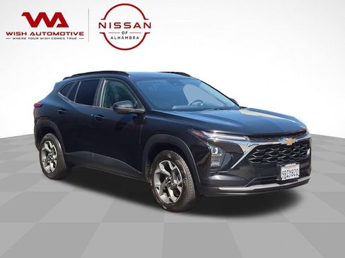 Used 2025 Chevrolet Trax LT FWD image 3