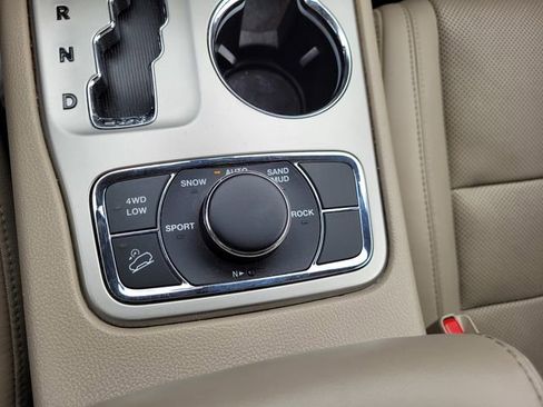 Used 2011 Jeep Grand Cherokee Limited w/ Luxury Group II AWD/4WD image 13