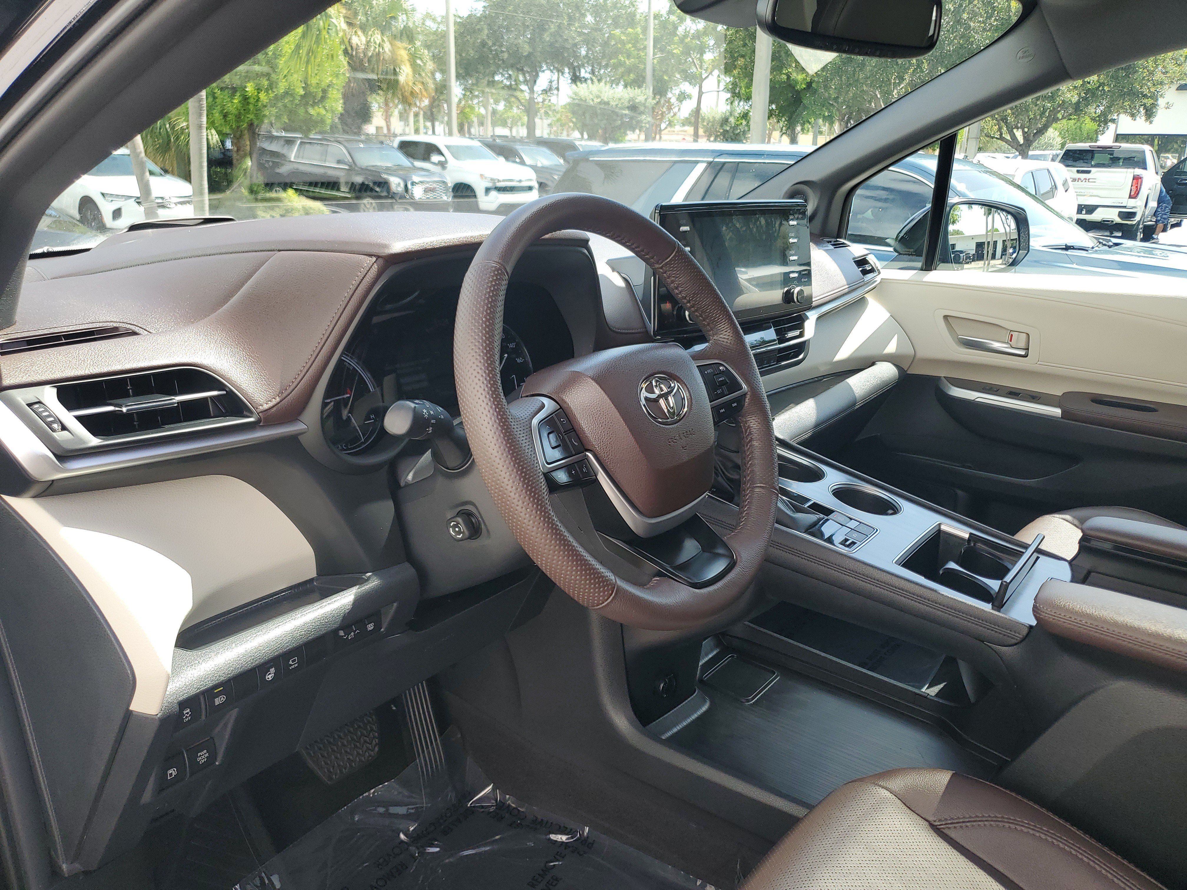 Used 2023 Toyota Sienna Platinum AWD/4WD image 22