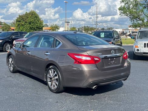 Used 2017 Nissan Altima 2.5 SL w/ Moonroof Package FWD image 8