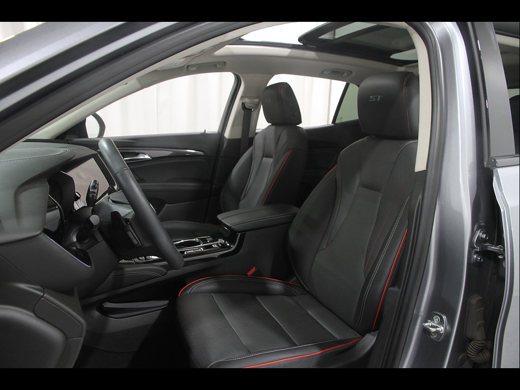 Used 2022 Buick Envision Essence w/ Technology Package I FWD image 5