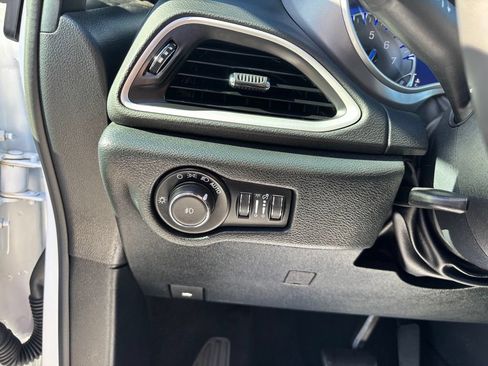 Used 2025 Chrysler Pacifica Select FWD image 16