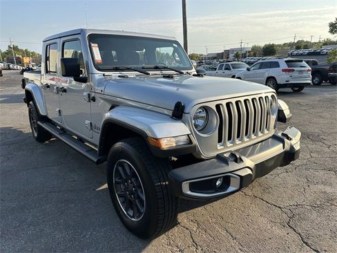 Used 2023 Jeep Gladiator Overland image 4