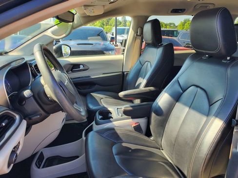 Used 2023 Chrysler Pacifica Touring-L AWD/4WD image 5