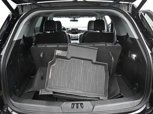 Used 2022 Ford Explorer XLT w/ Equipment Group 202A image 6