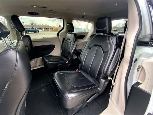 Used 2023 Chrysler Pacifica Touring-L FWD image 18