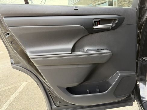 Used 2021 Toyota Highlander XLE image 36