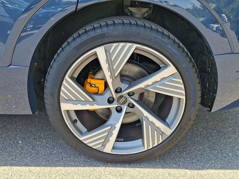 Used 2022 Audi e-tron Prestige AWD/4WD image 33