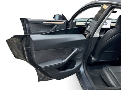 Certified 2023 Tesla Model Y AWD image 10