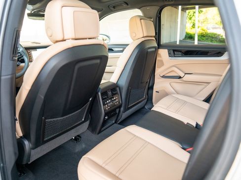 Certified 2025 Porsche Cayenne AWD/4WD image 18