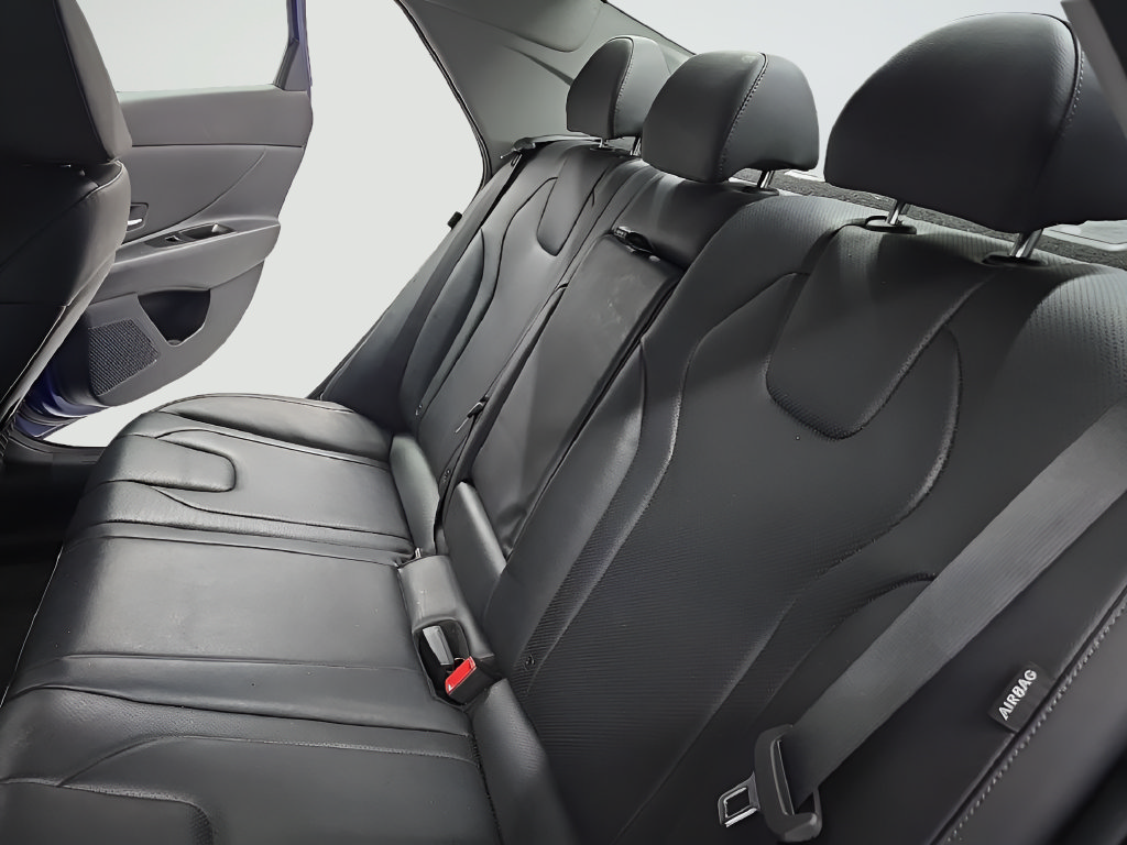 Certified 2025 Hyundai Elantra Limited FWD image 17
