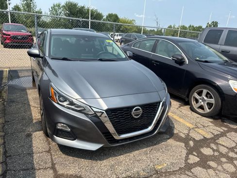 Used 2022 Nissan Altima 2.5 SV FWD image 24