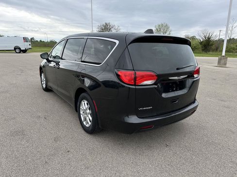 Used 2023 Chrysler Voyager LX FWD image 3