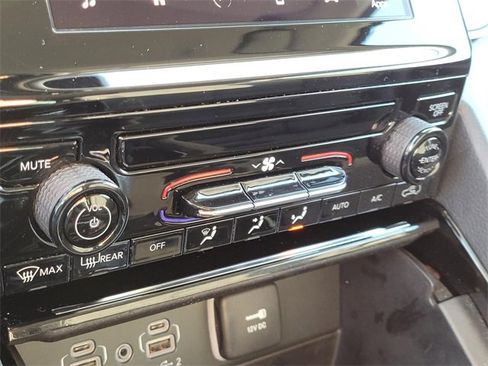 Used 2023 Jeep Grand Cherokee L Laredo image 28