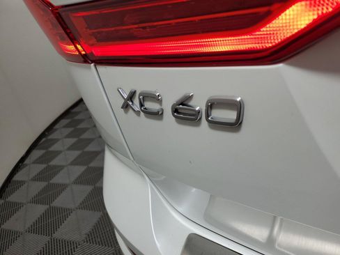 Used 2022 Volvo XC60 B5 Momentum w/ Climate Package FWD image 7