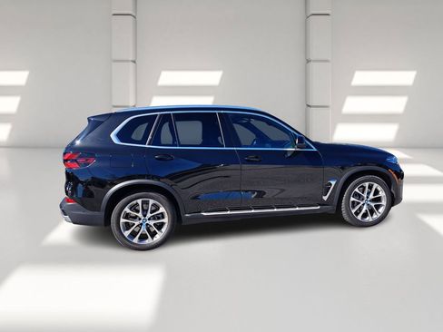 Used 2024 BMW X5 xDrive50e image 3