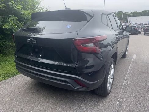 Used 2024 Chevrolet Trax LS w/ LS Convenience Package FWD image 4