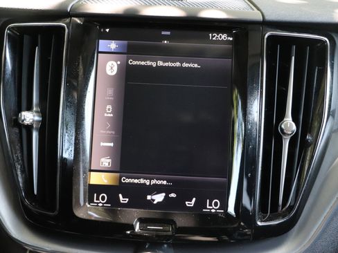 Used 2020 Volvo XC60 T6 Momentum w/ Protection Package image 29