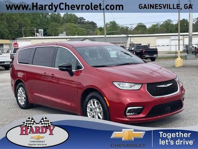 Used 2025 Chrysler Pacifica Select