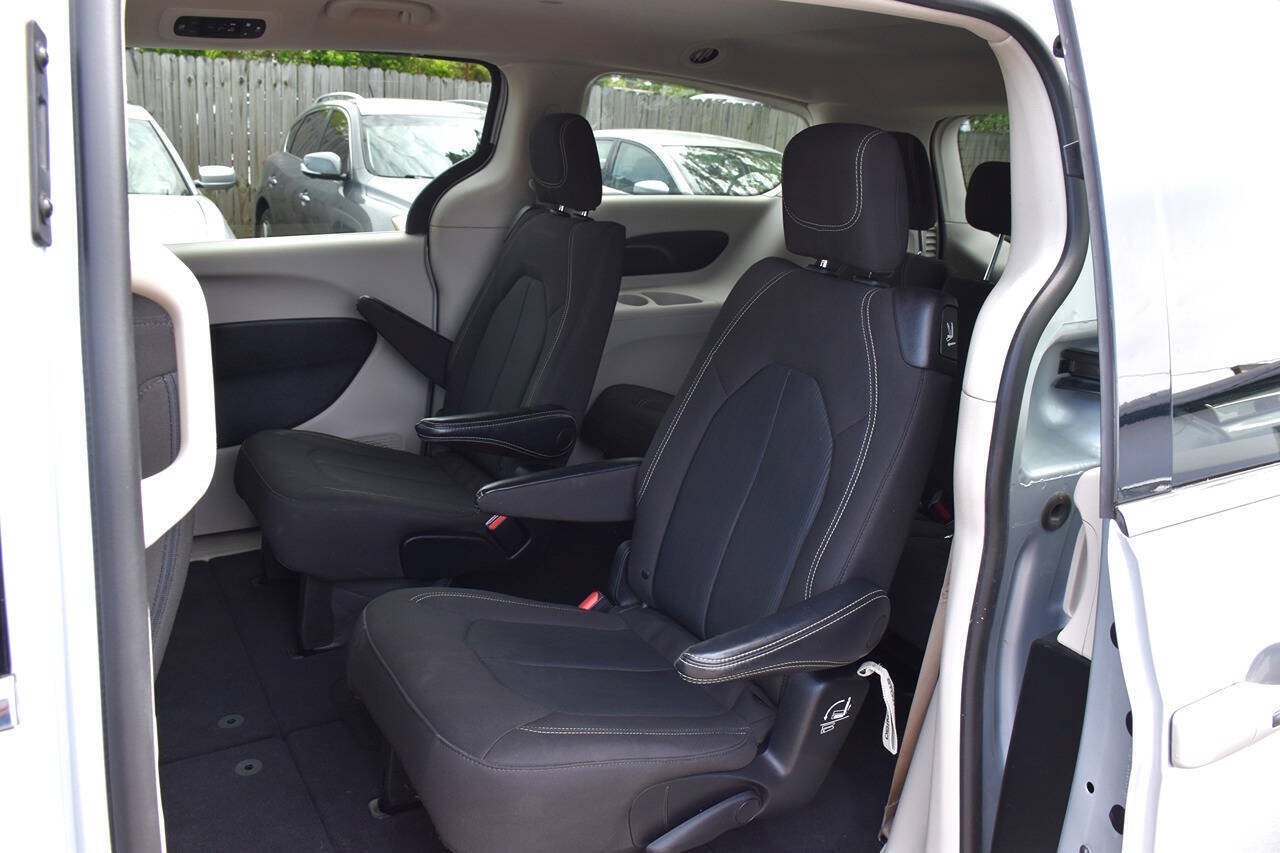 Used 2022 Chrysler Voyager LX FWD image 12