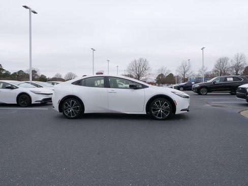 Used 2025 Toyota Prius XLE image 3