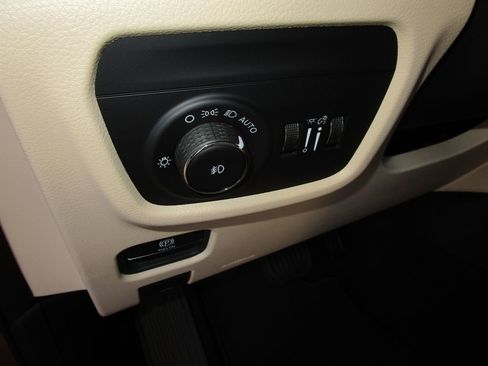 New 2025 Jeep Grand Cherokee L Limited w/ Luxury Tech Group II image 29