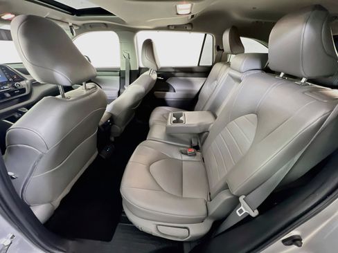 Used 2022 Toyota Highlander XLE AWD/4WD image 24