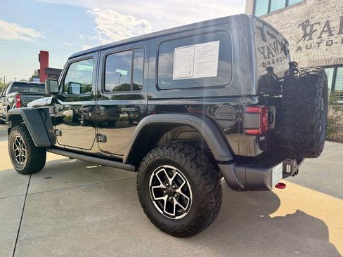 Used 2025 Jeep Wrangler Unlimited Rubicon w/ Convenience Group AWD/4WD image 9