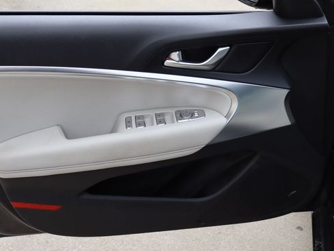 Used 2025 Genesis G70 2.5T AWD/4WD image 18