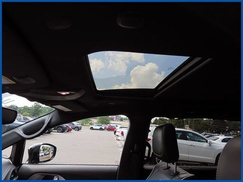 Used 2025 Chrysler Pacifica Limited FWD image 16
