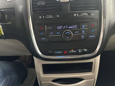 Used 2016 Chrysler Town & Country Touring FWD image 42