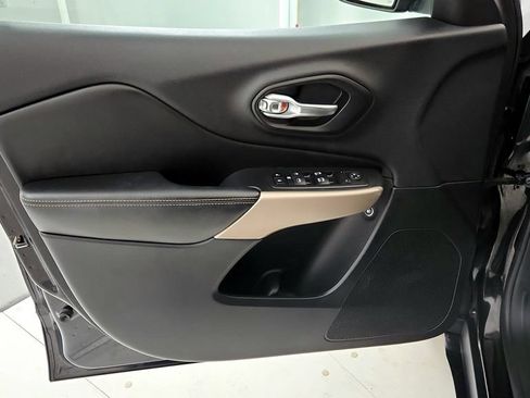 Used 2017 Jeep Cherokee Limited AWD/4WD image 19