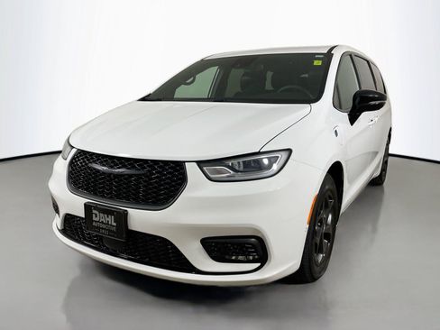 Used 2024 Chrysler Pacifica Limited FWD image 4