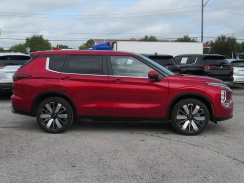 New 2025 Mitsubishi Outlander SE image 2