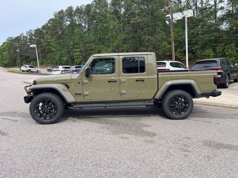 Used 2025 Jeep Gladiator Sport AWD/4WD image 39