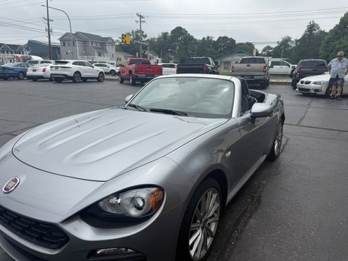 Used 2017 FIAT 124 Spider Lusso RWD image 4