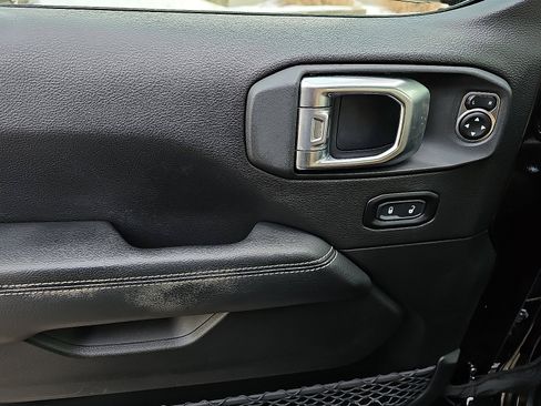 Used 2020 Jeep Wrangler Unlimited Sahara image 13