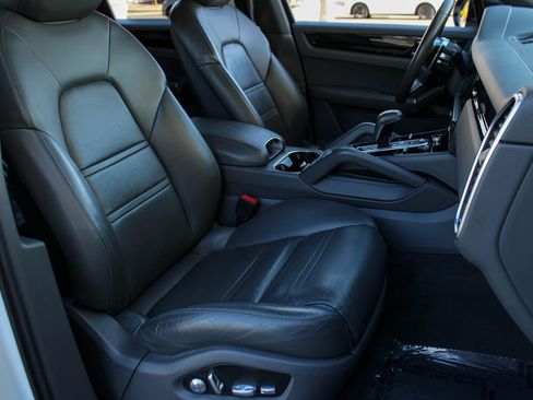 Used 2019 Porsche Cayenne image 24