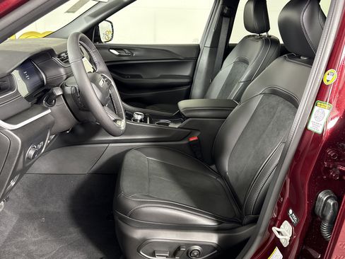 New 2025 Jeep Grand Cherokee Altitude image 12