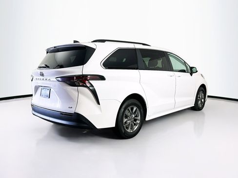 Used 2025 Toyota Sienna LE image 9