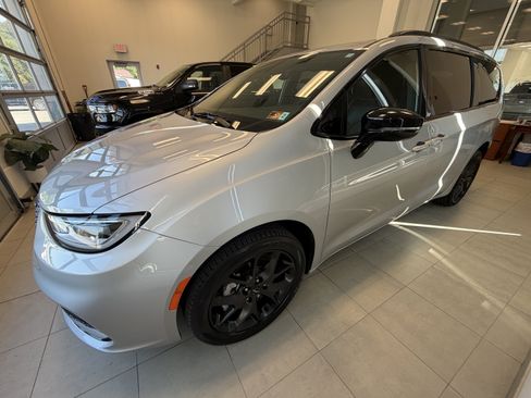 Used 2023 Chrysler Pacifica Limited w/ S Appearance Package AWD/4WD image 5