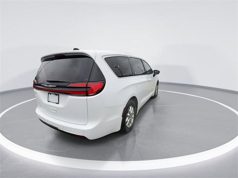 Used 2024 Chrysler Pacifica Touring-L image 8